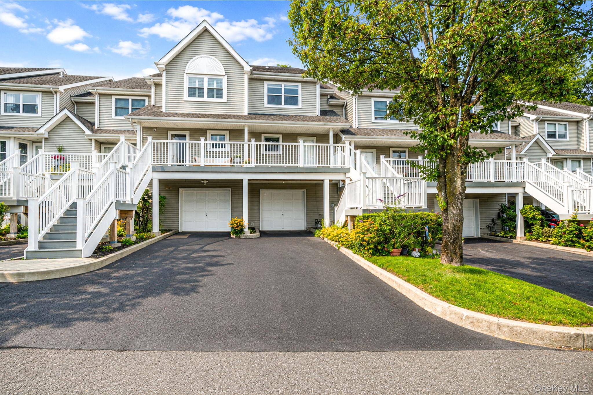 15 Leeward LN #15, Port Jefferson, NY 11777