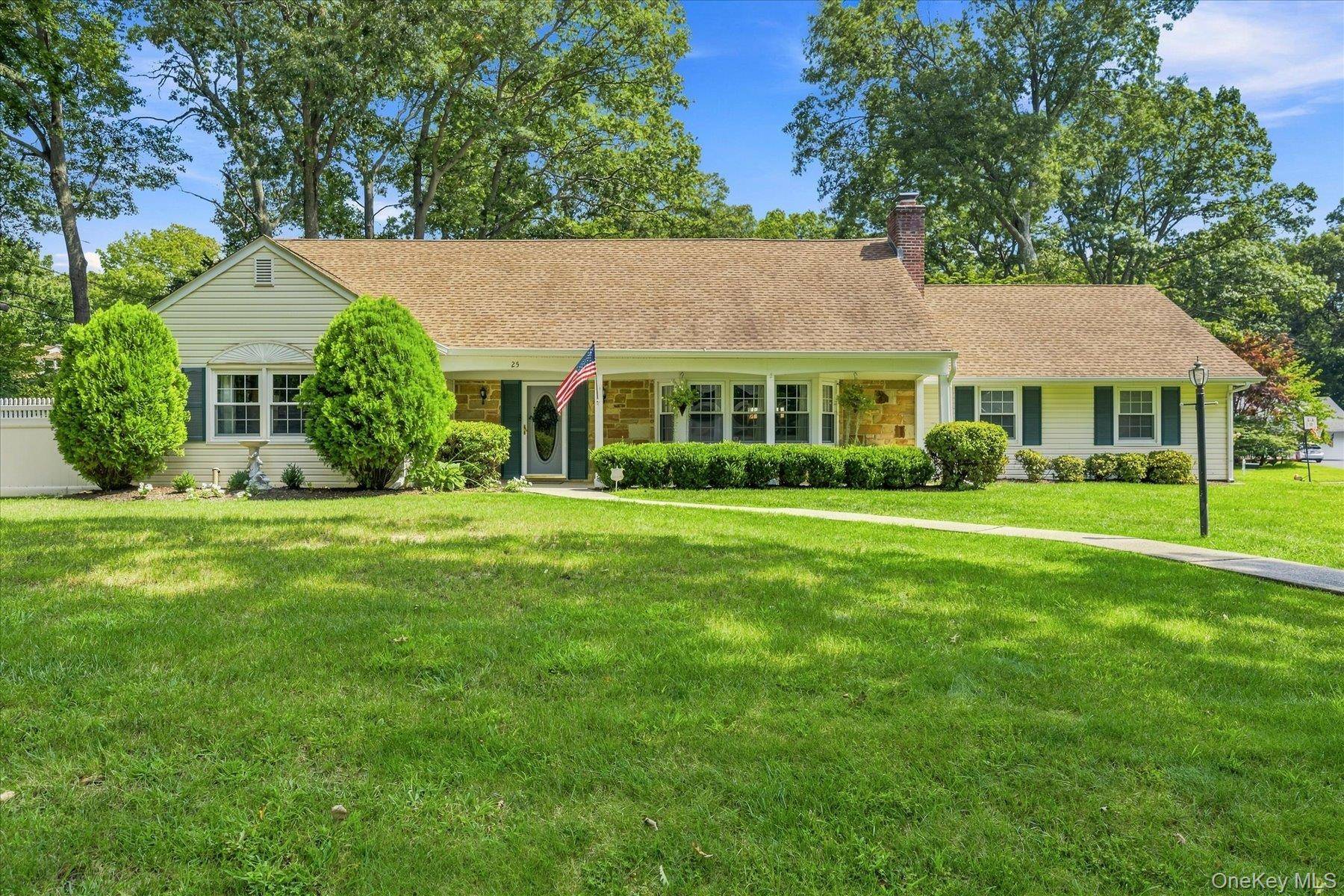 25 Seabrook LN, Stony Brook, NY 11790