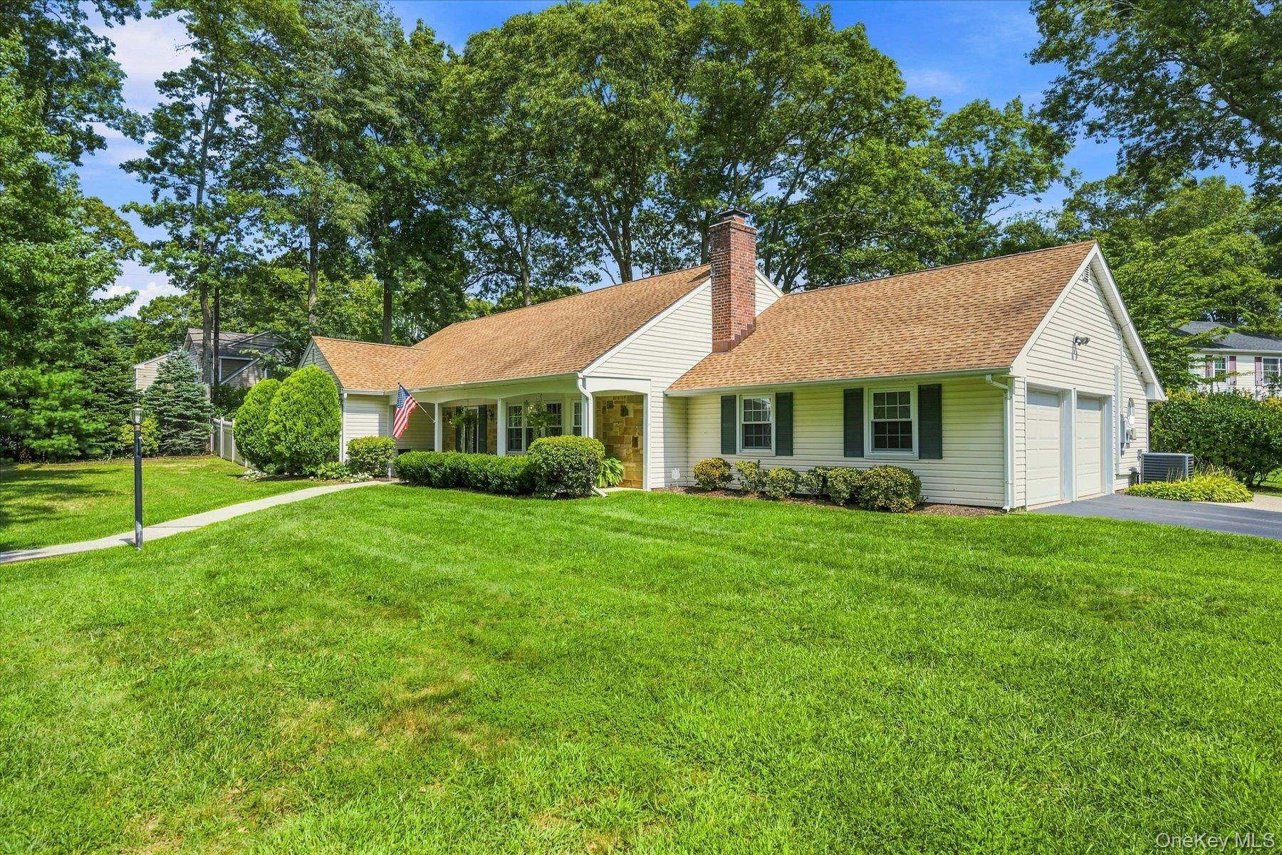 25 Seabrook LN, Stony Brook, NY 11790