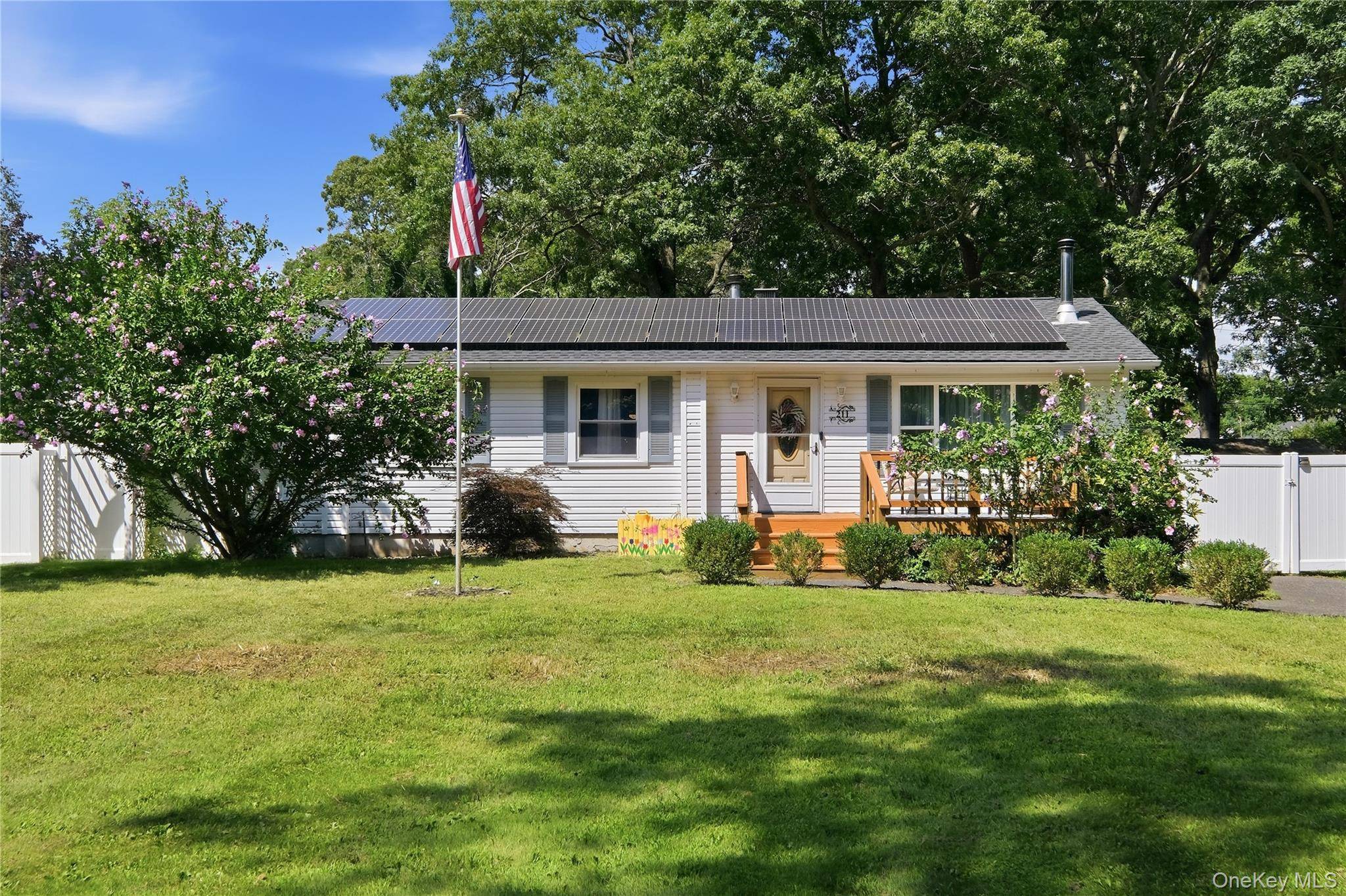 211 Hampton AVE, Mastic, NY 11950