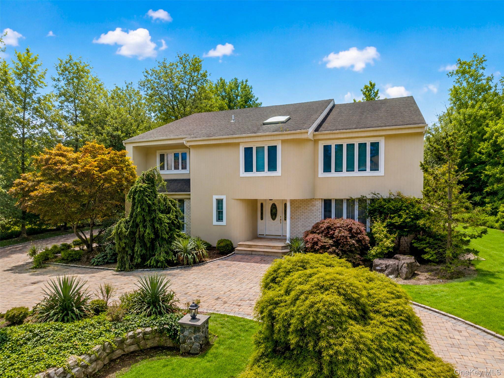 40 Bristol DR, Manhasset, NY 11030