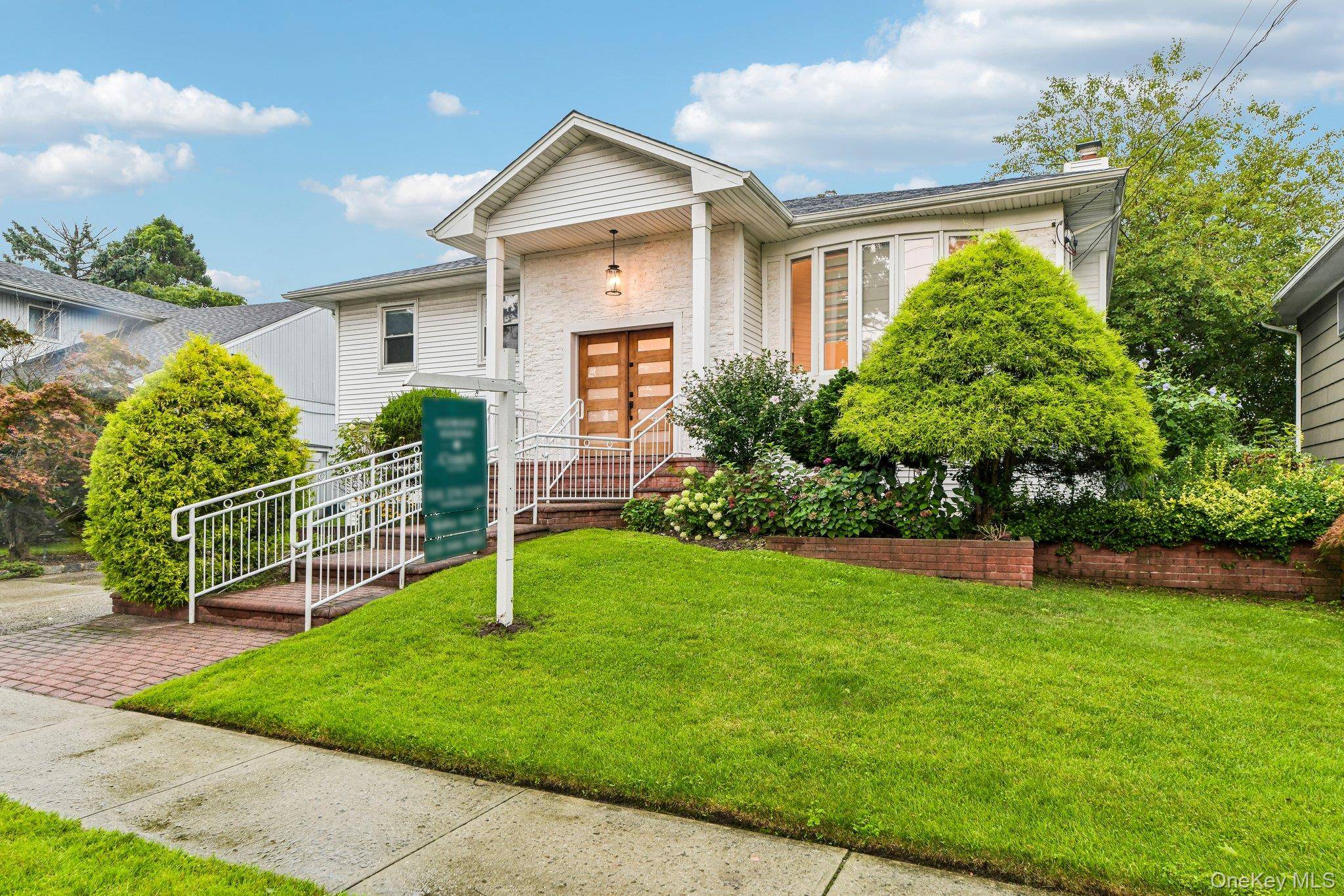 1114 Fordham LN, Woodmere, NY 11598