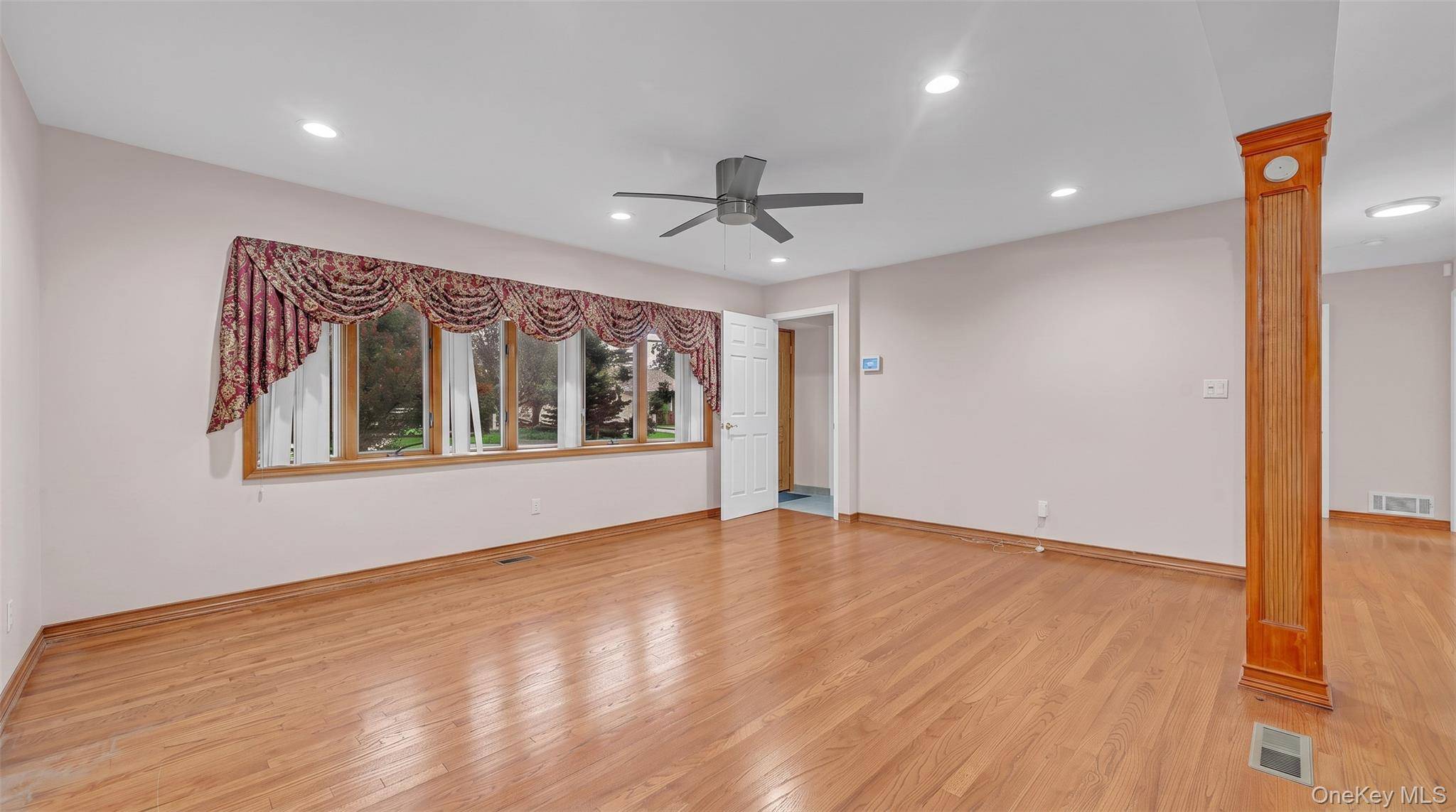 30 Andover LN, Hicksville, NY 11801