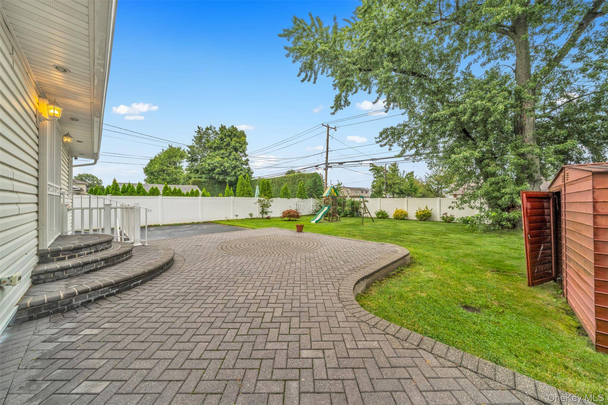 30 Andover LN, Hicksville, NY 11801