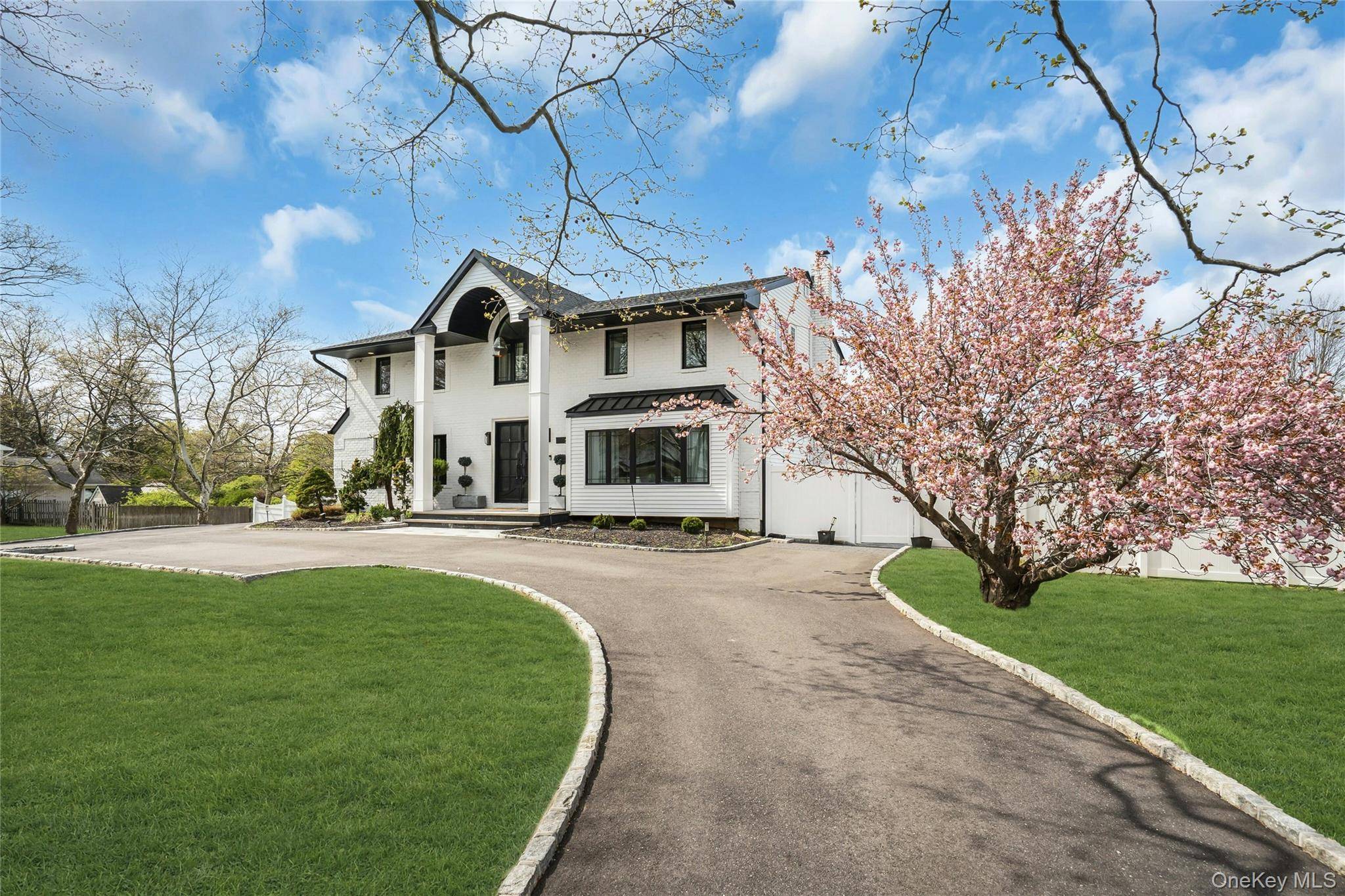 25 Quintree LN, Melville, NY 11747