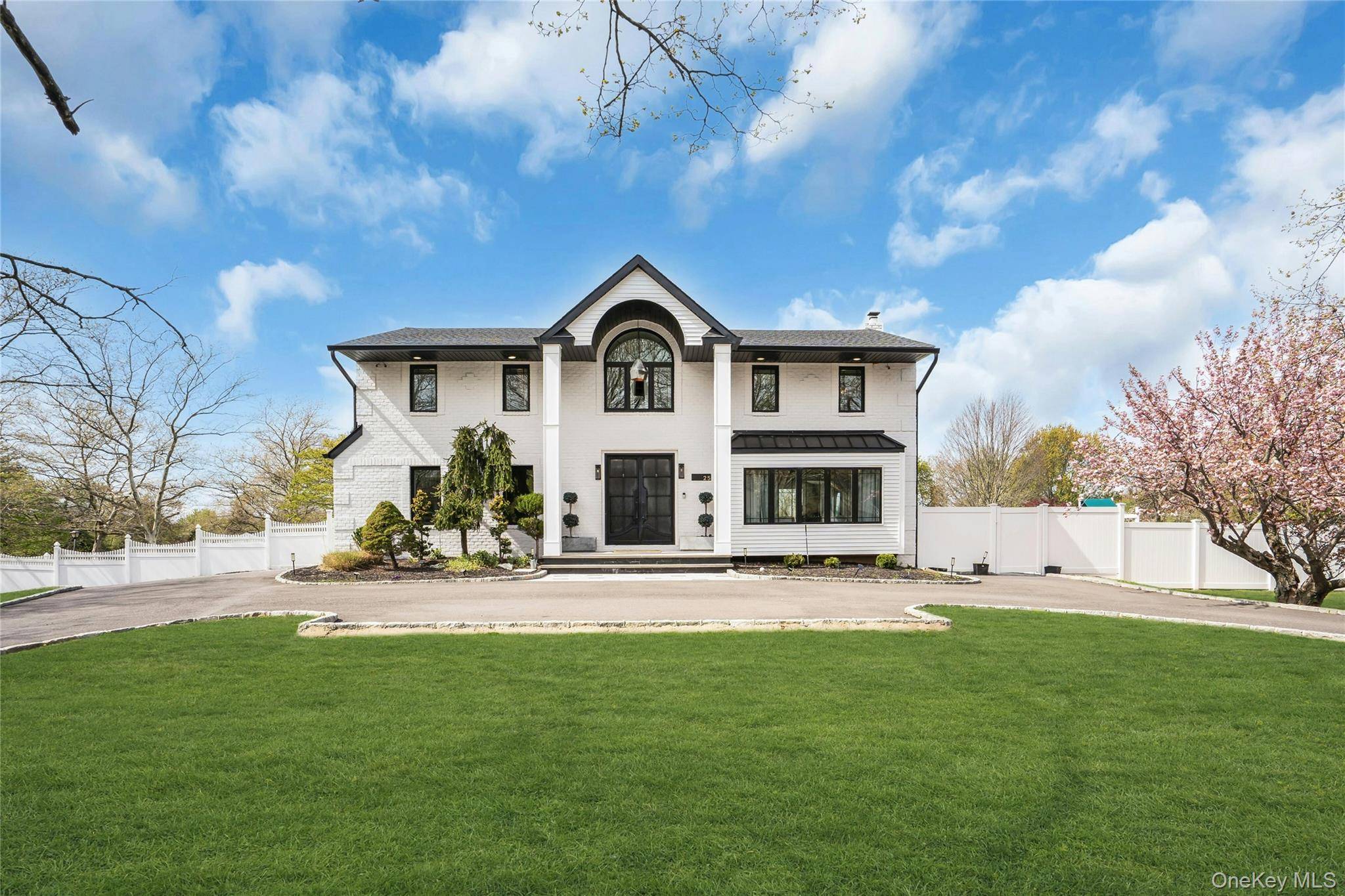 25 Quintree LN, Melville, NY 11747