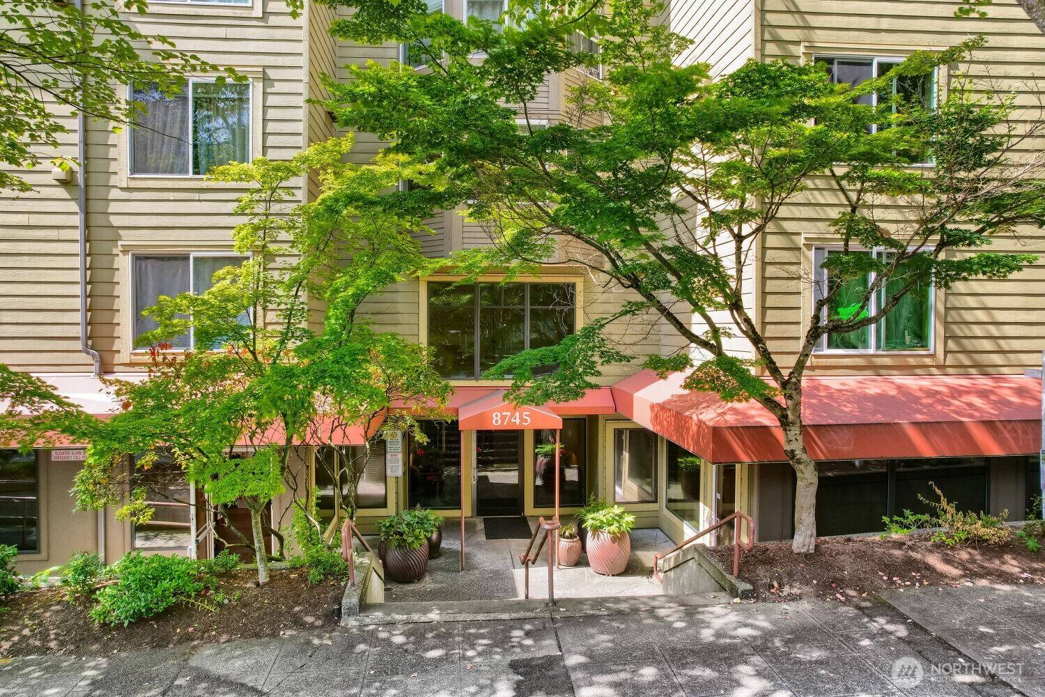 8745 Greenwood AVE N #409, Seattle, WA 98103