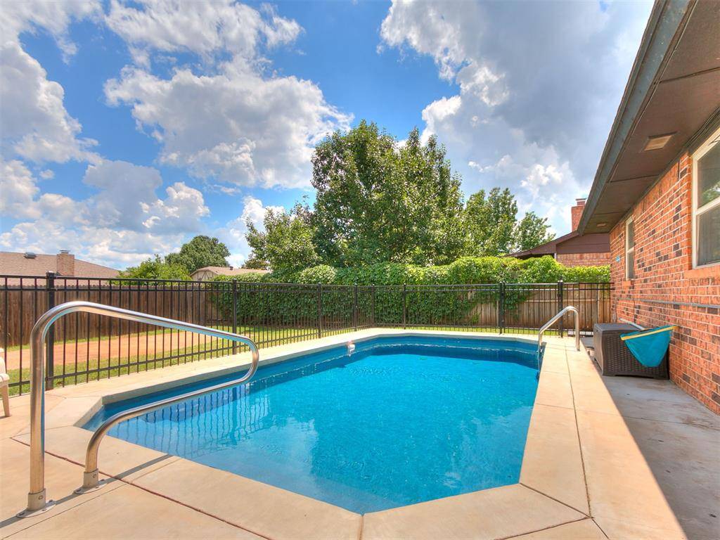 1506 Glenwood DR, Moore, OK 73160