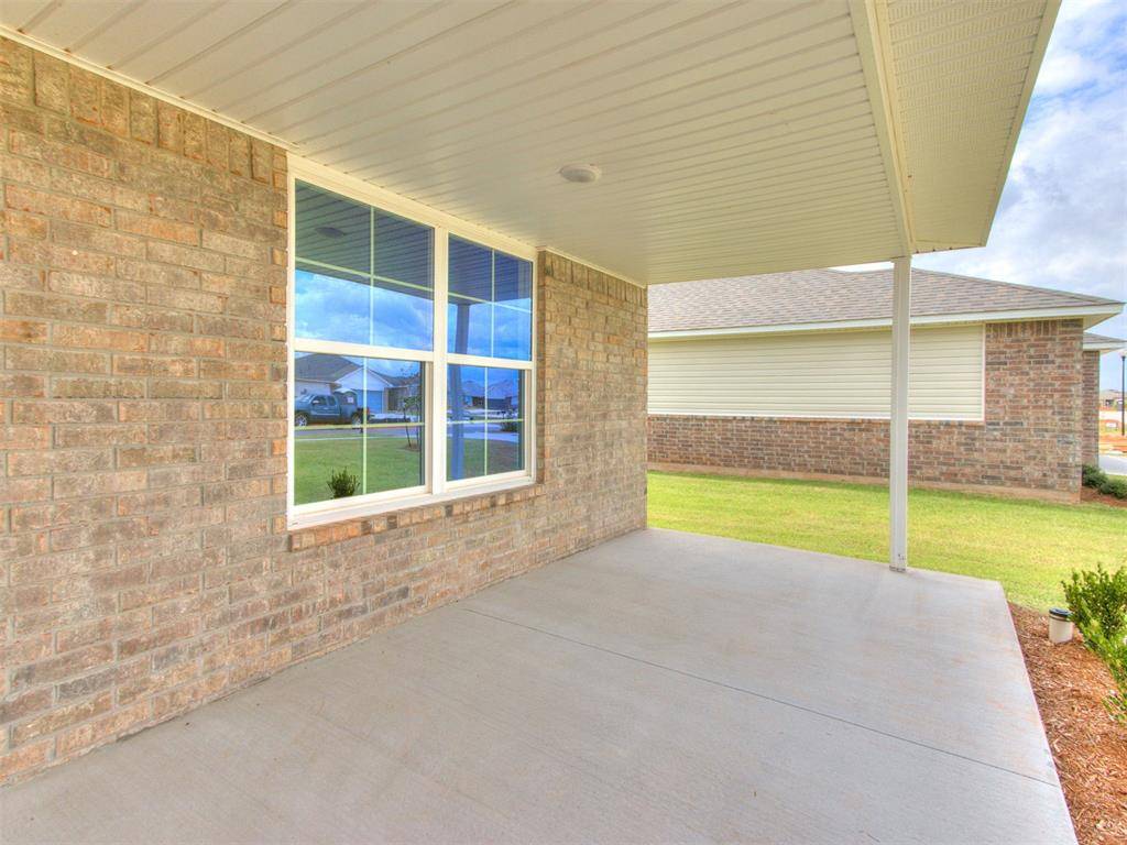 1212 E Stallion LN, Mustang, OK 73064