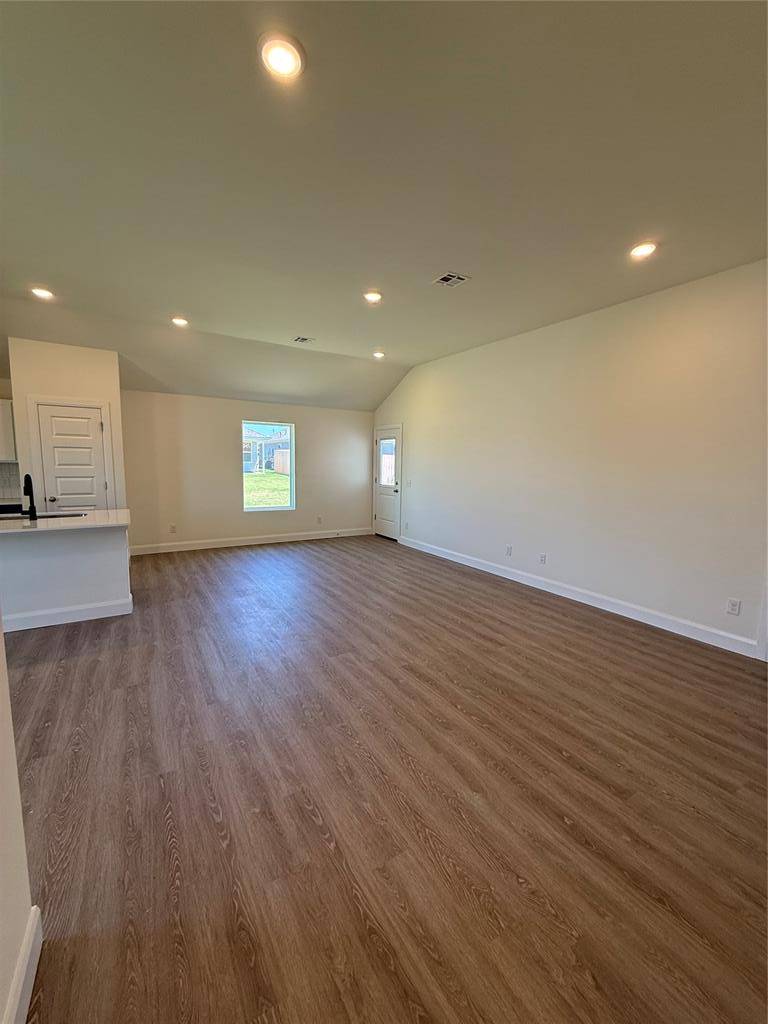 1205 E Stallion LN, Mustang, OK 73064