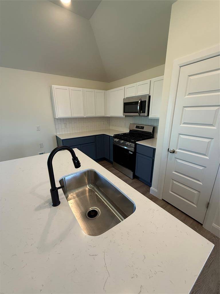 1205 E Stallion LN, Mustang, OK 73064