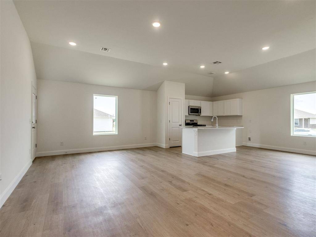 1204 E Ruger LN, Mustang, OK 73064