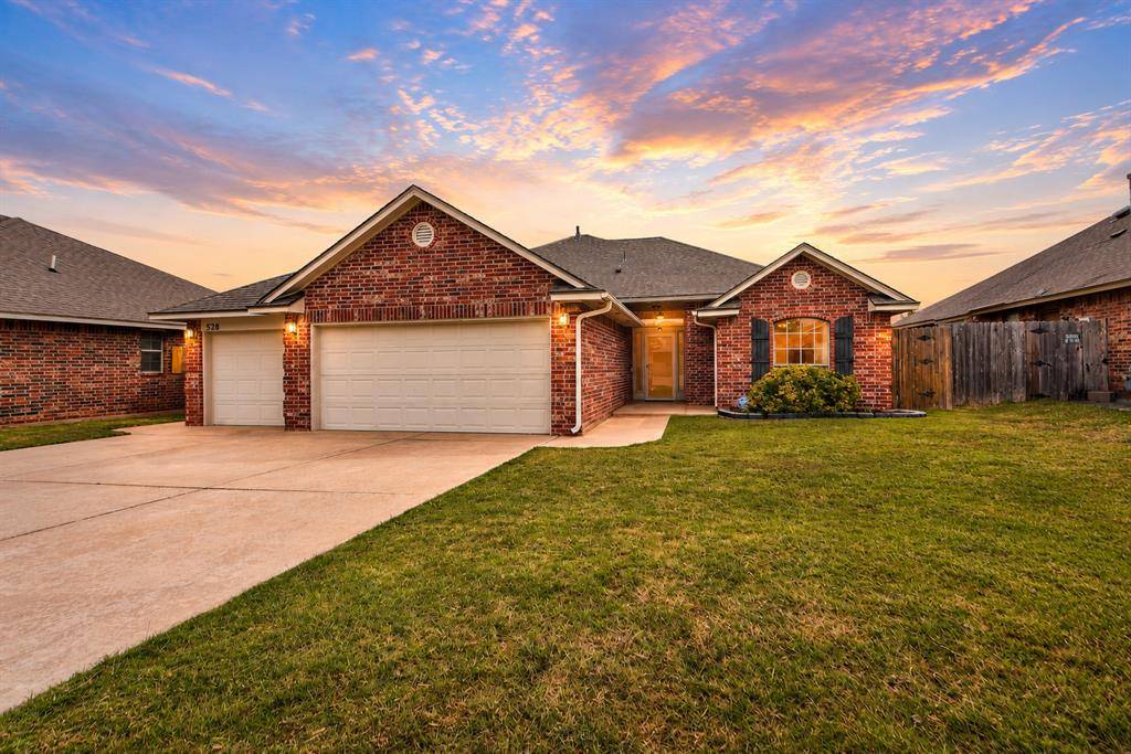 528 Loyd LN, Moore, OK 73160