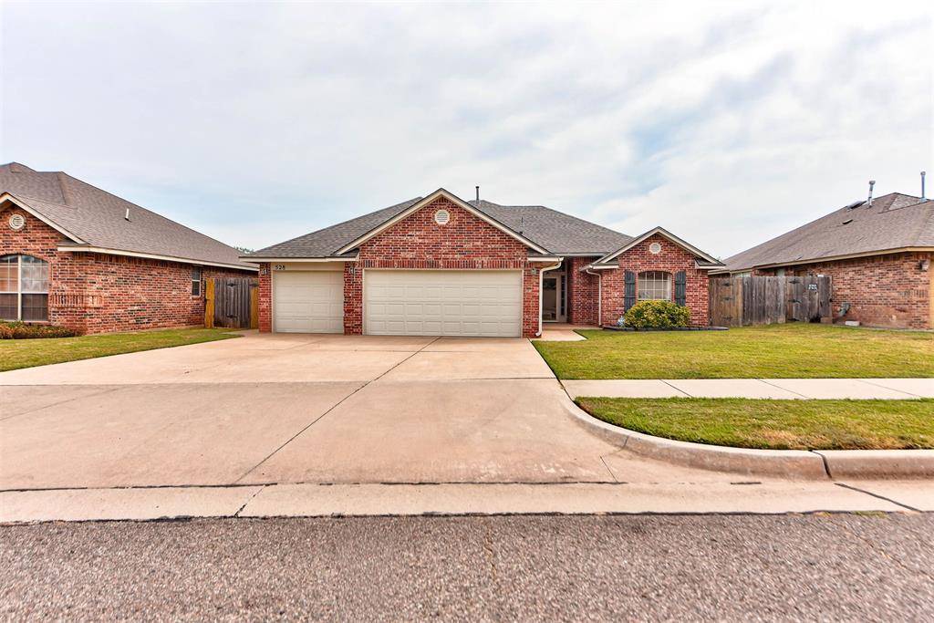 528 Loyd LN, Moore, OK 73160