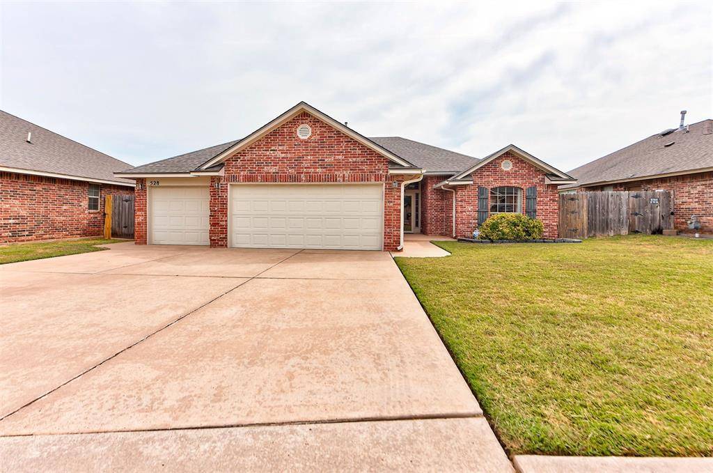 528 Loyd LN, Moore, OK 73160