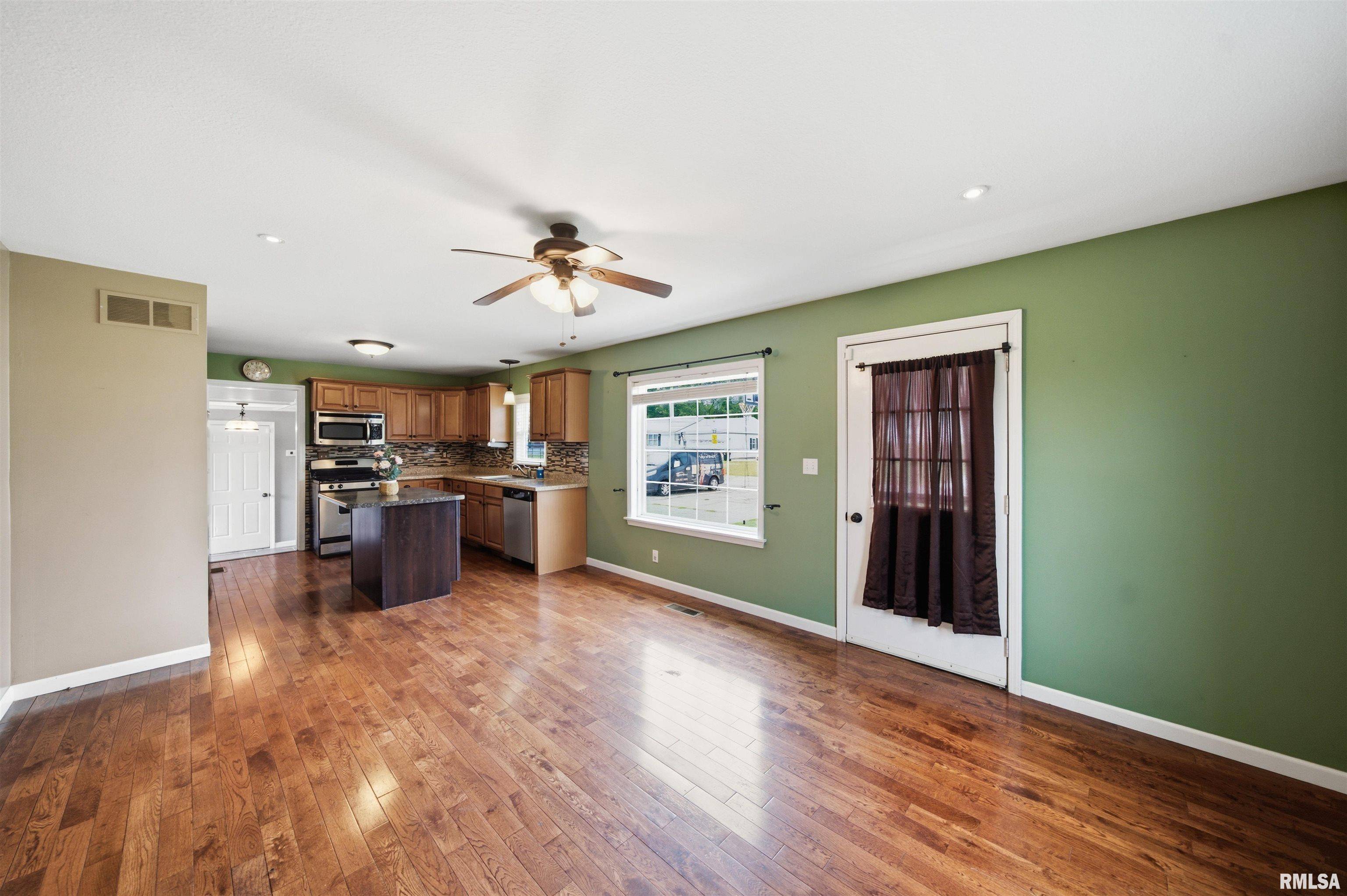 105 STERLING ST, Washington, IL 61571