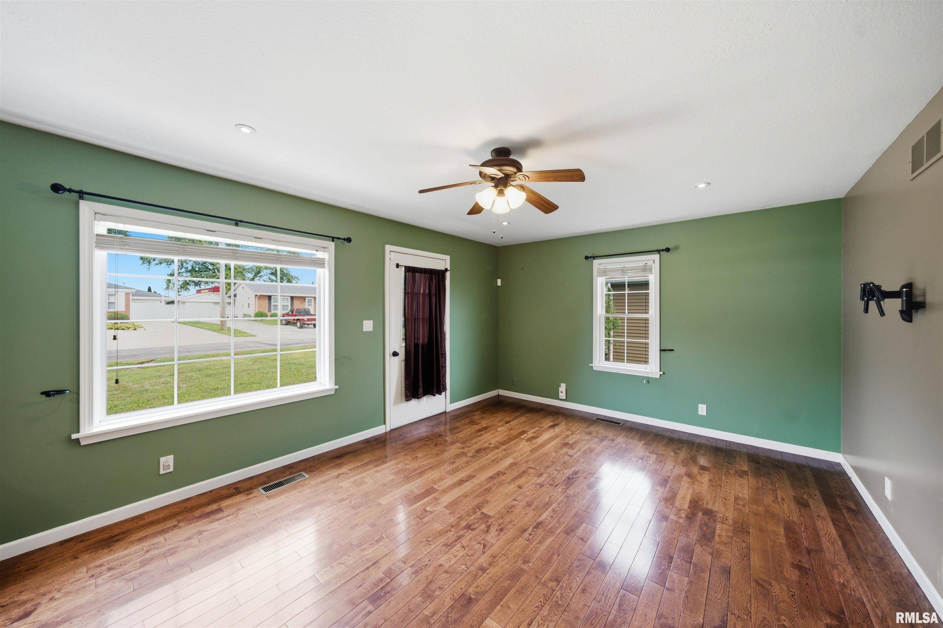 105 STERLING ST, Washington, IL 61571