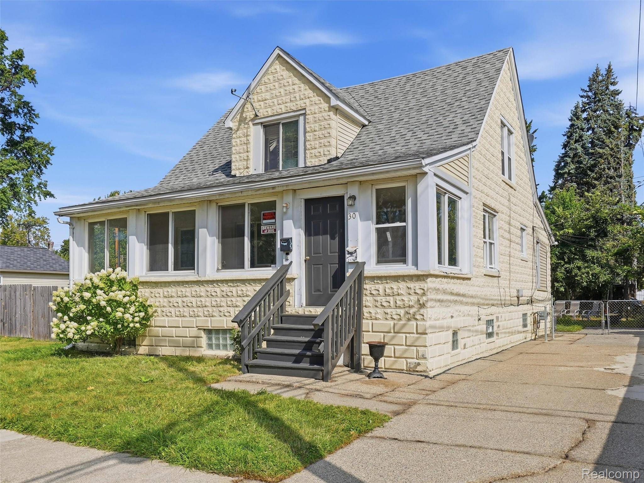 30 W Granet AVE, Hazel Park, MI 48030