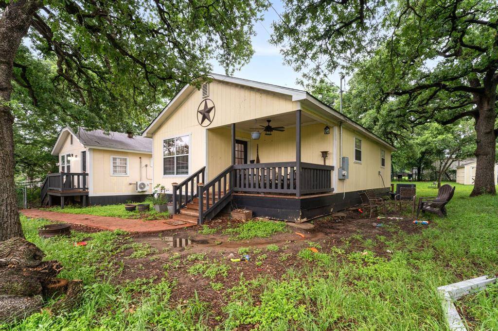 902 Travis Avenue, Alvarado, TX 76009