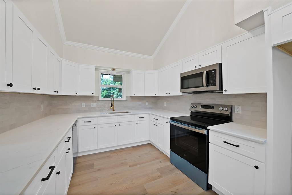 105 Oak Lane, Burleson, TX 76028