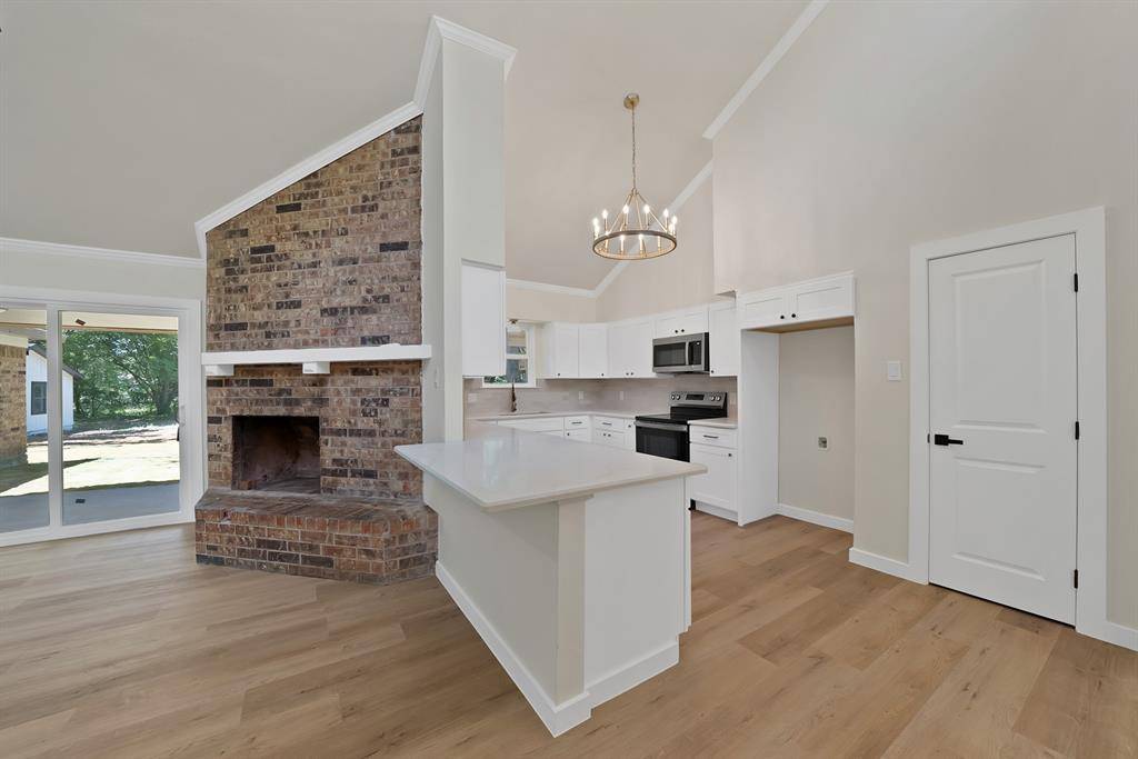 105 Oak Lane, Burleson, TX 76028