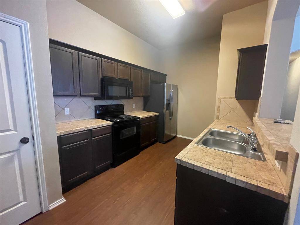 1432 Ravenwood Drive, Mansfield, TX 76063
