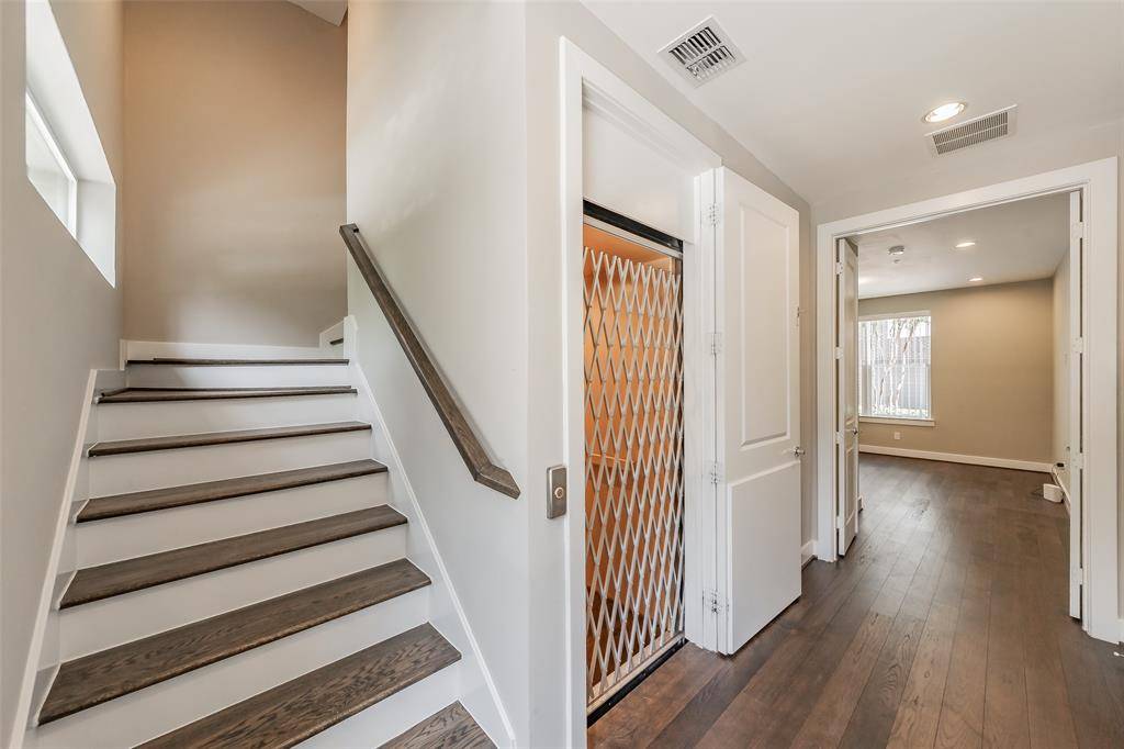 381 E Greenbriar Lane #804, Dallas, TX 75203