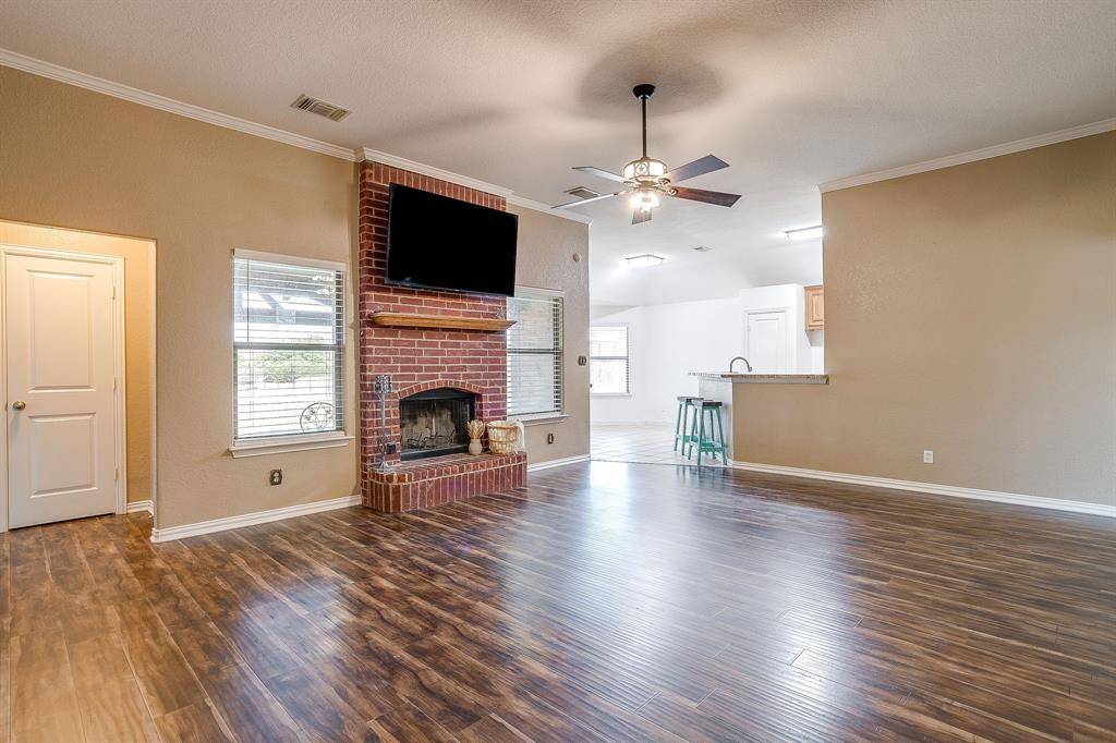 120 Pleasant Run, Reno, TX 76020