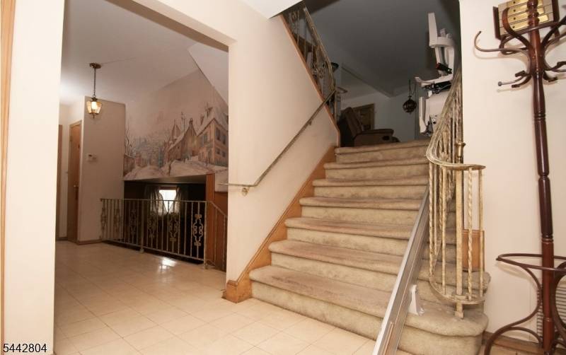 1 Country Club Ln, Elizabeth City, NJ 07208