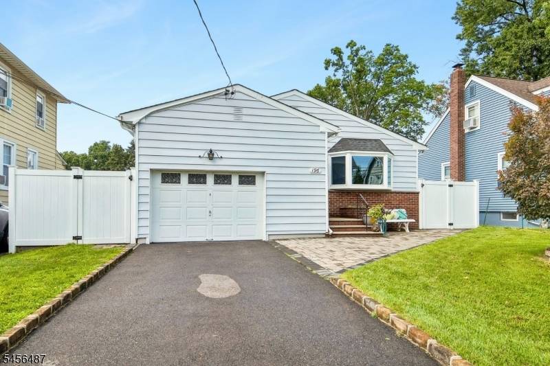 196 Galloping Hill Rd, Roselle Park Boro, NJ 07204