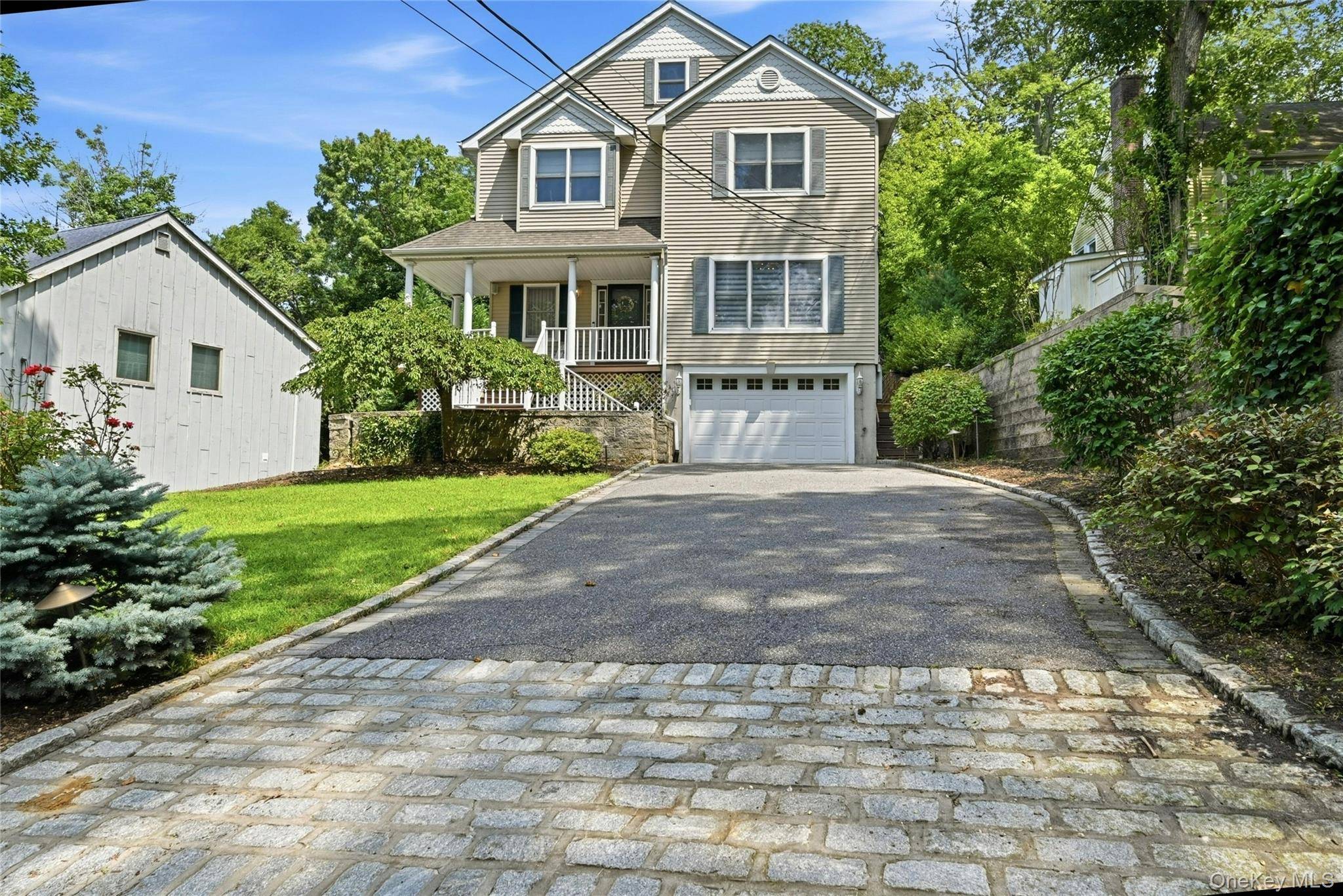 7 Cotswold DR, Centerport, NY 11721