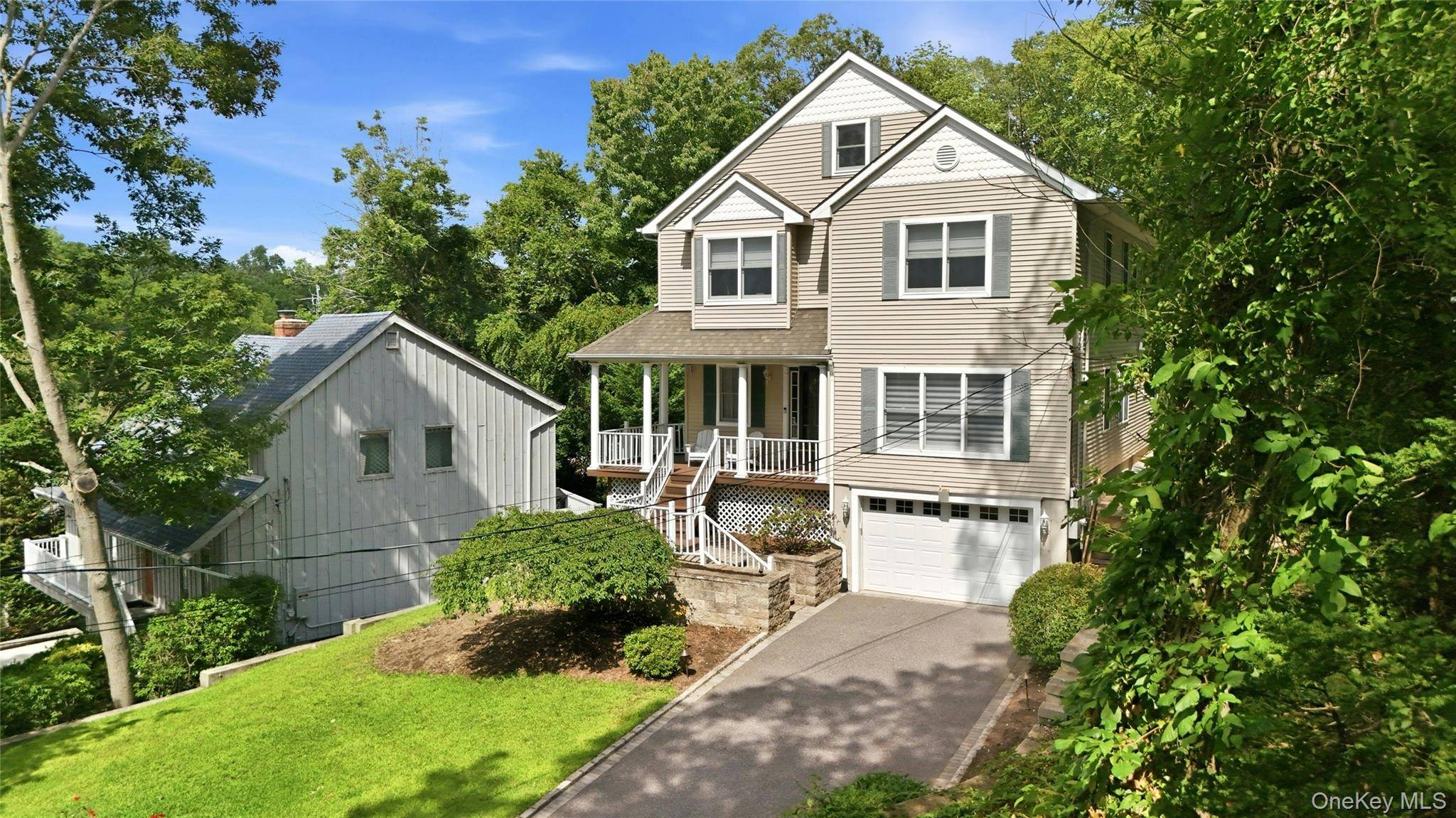 7 Cotswold DR, Centerport, NY 11721