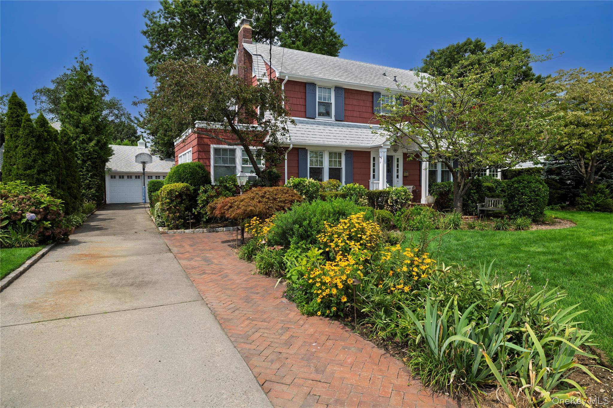 66 S Lewis PL, Rockville Centre, NY 11570