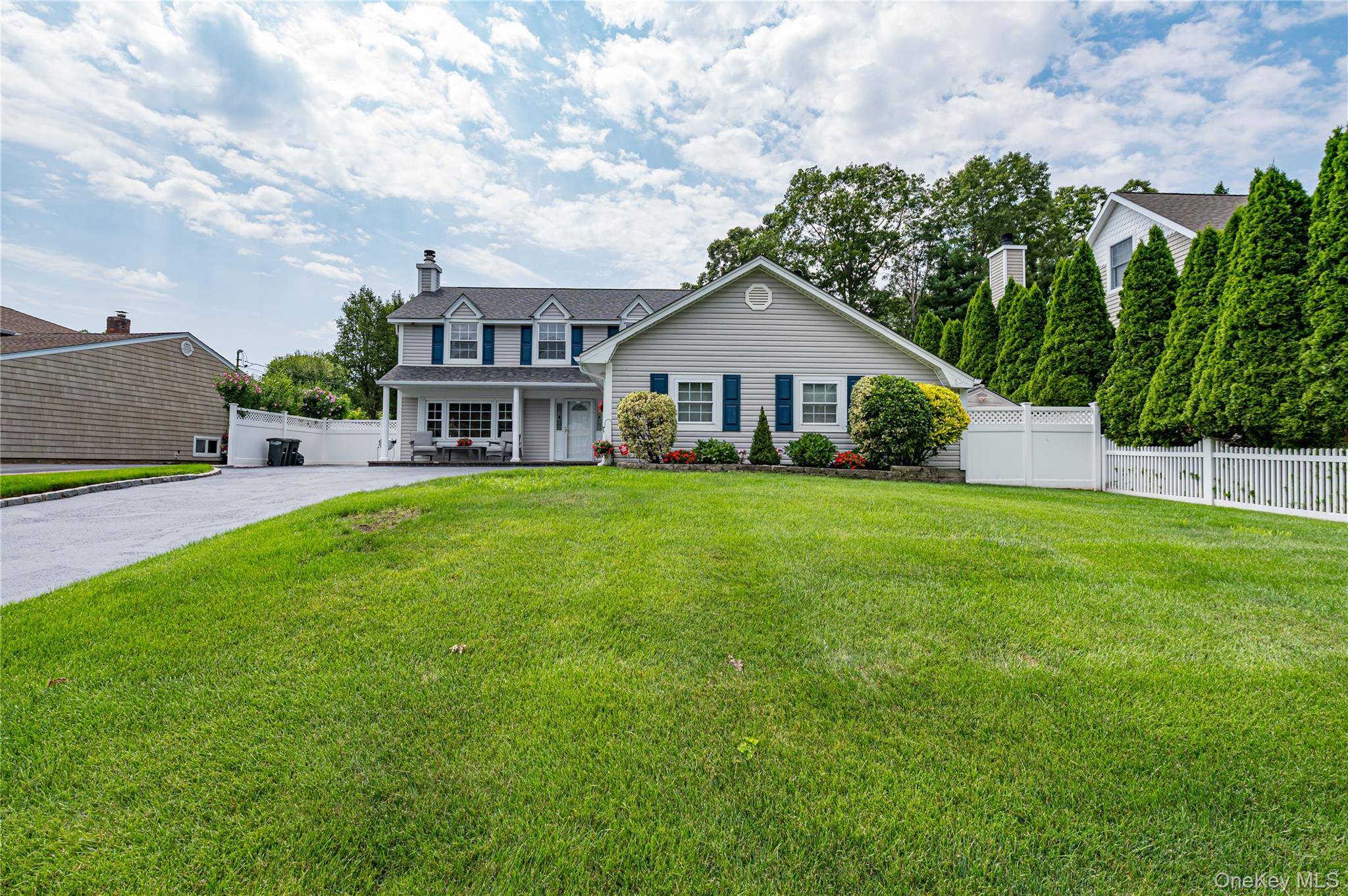 16 Sussex LN, Lake Grove, NY 11755