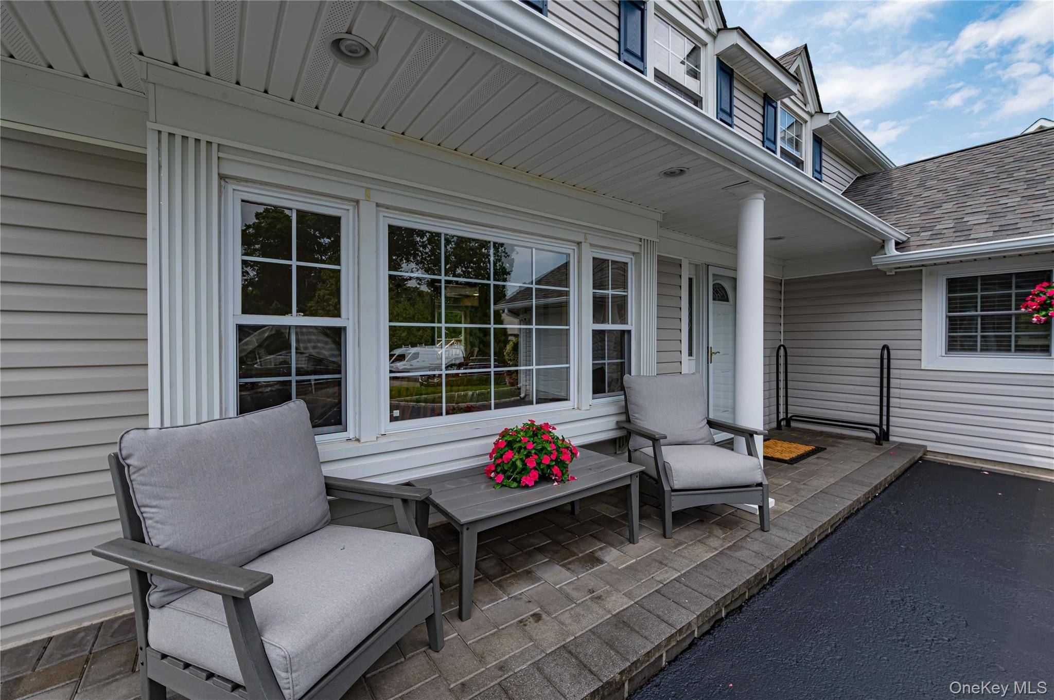 16 Sussex LN, Lake Grove, NY 11755