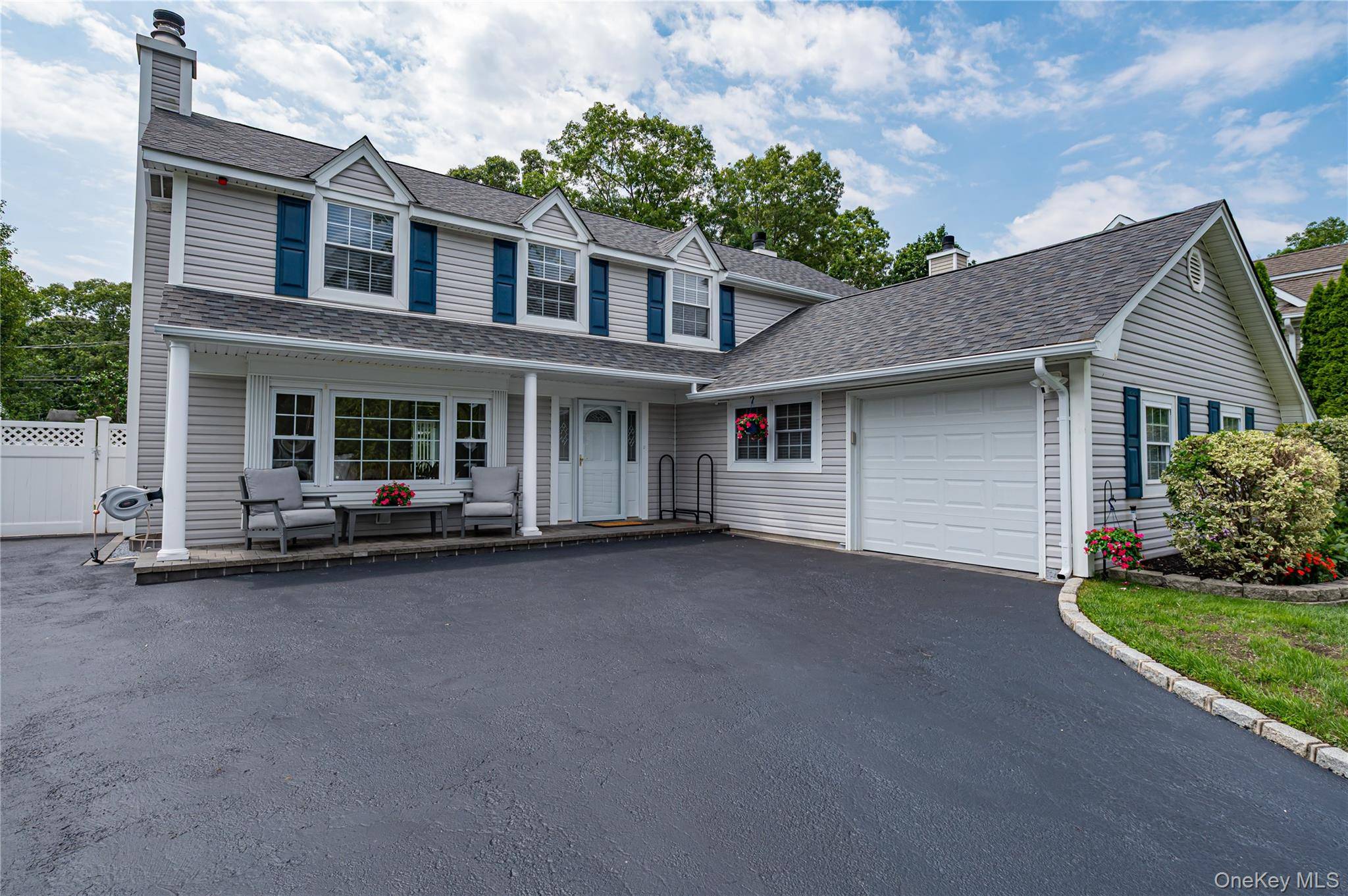 16 Sussex LN, Lake Grove, NY 11755