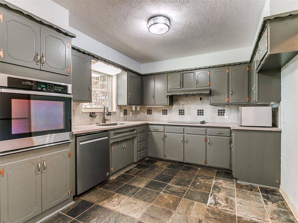 2745 Plymouth LN, The Village, OK 73120