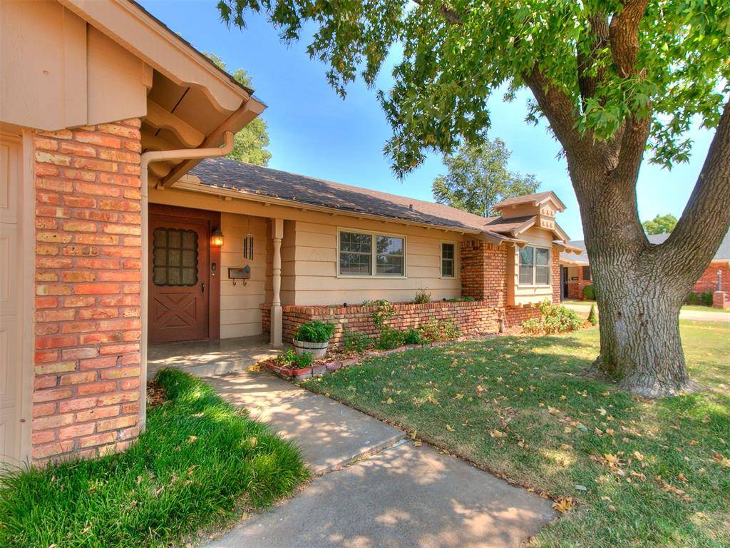 2745 Plymouth LN, The Village, OK 73120