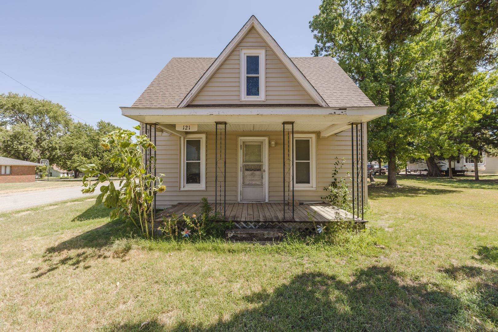 121 S Highland, Conway Springs, KS 67031