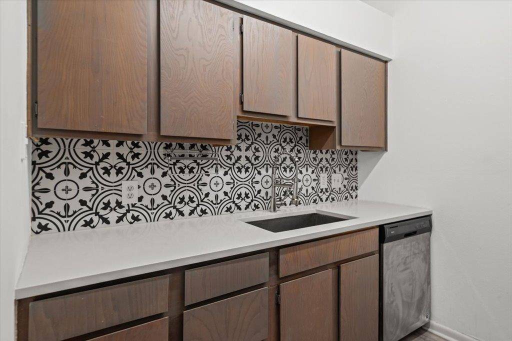1705 Crossing PL #114, Austin, TX 78741