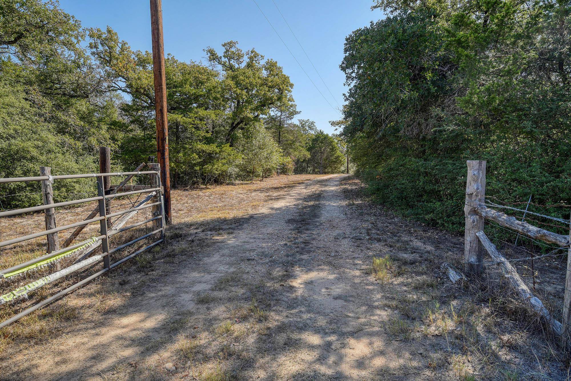 181 Lockwood RD, Red Rock, TX 78662