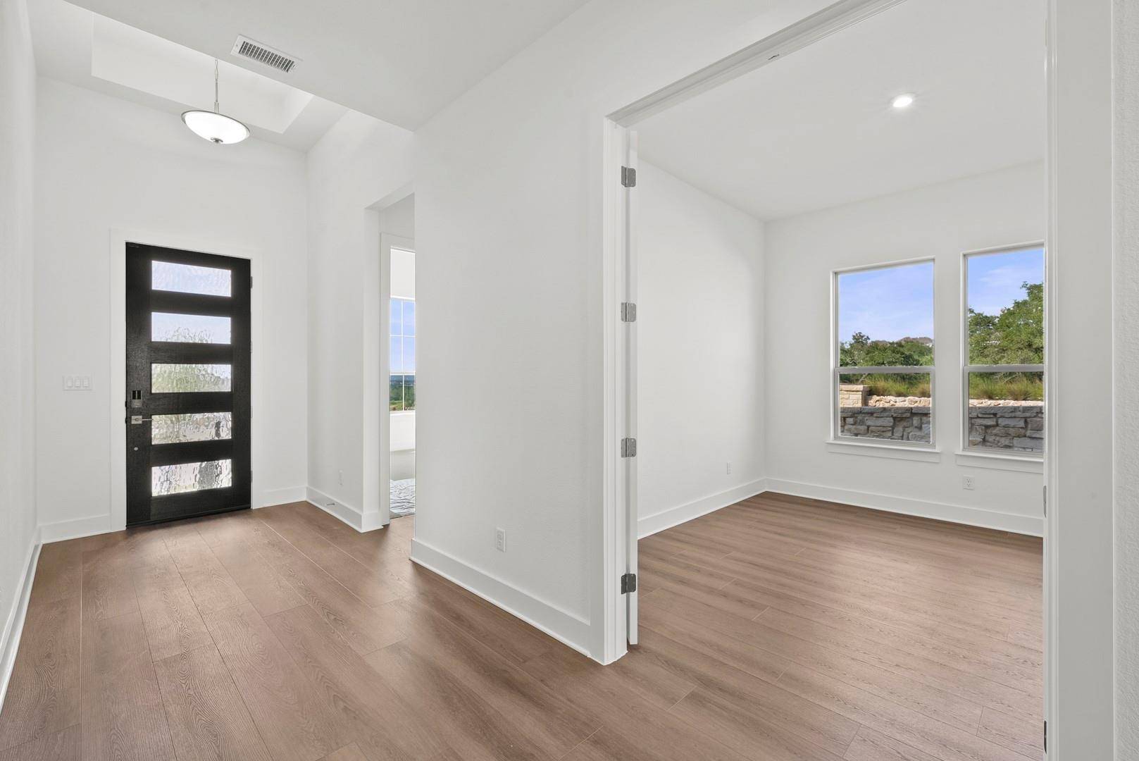 105 Ensberg LN, Liberty Hill, TX 78642