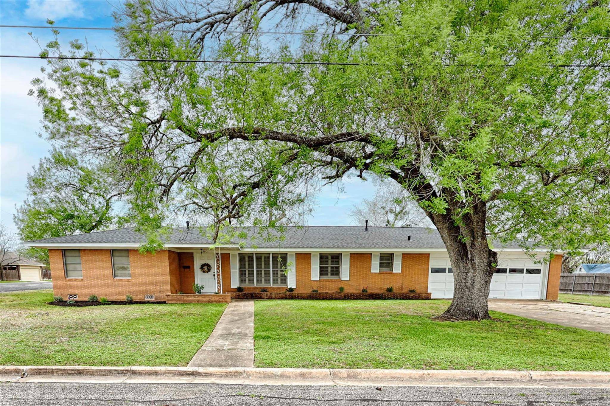 302 Baumgarten ST, Schulenburg, TX 78956