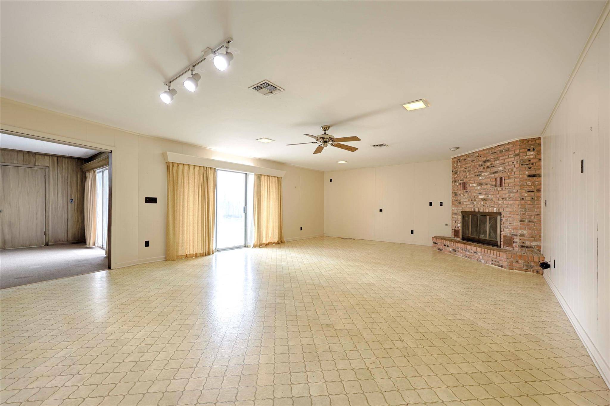 302 Baumgarten ST, Schulenburg, TX 78956