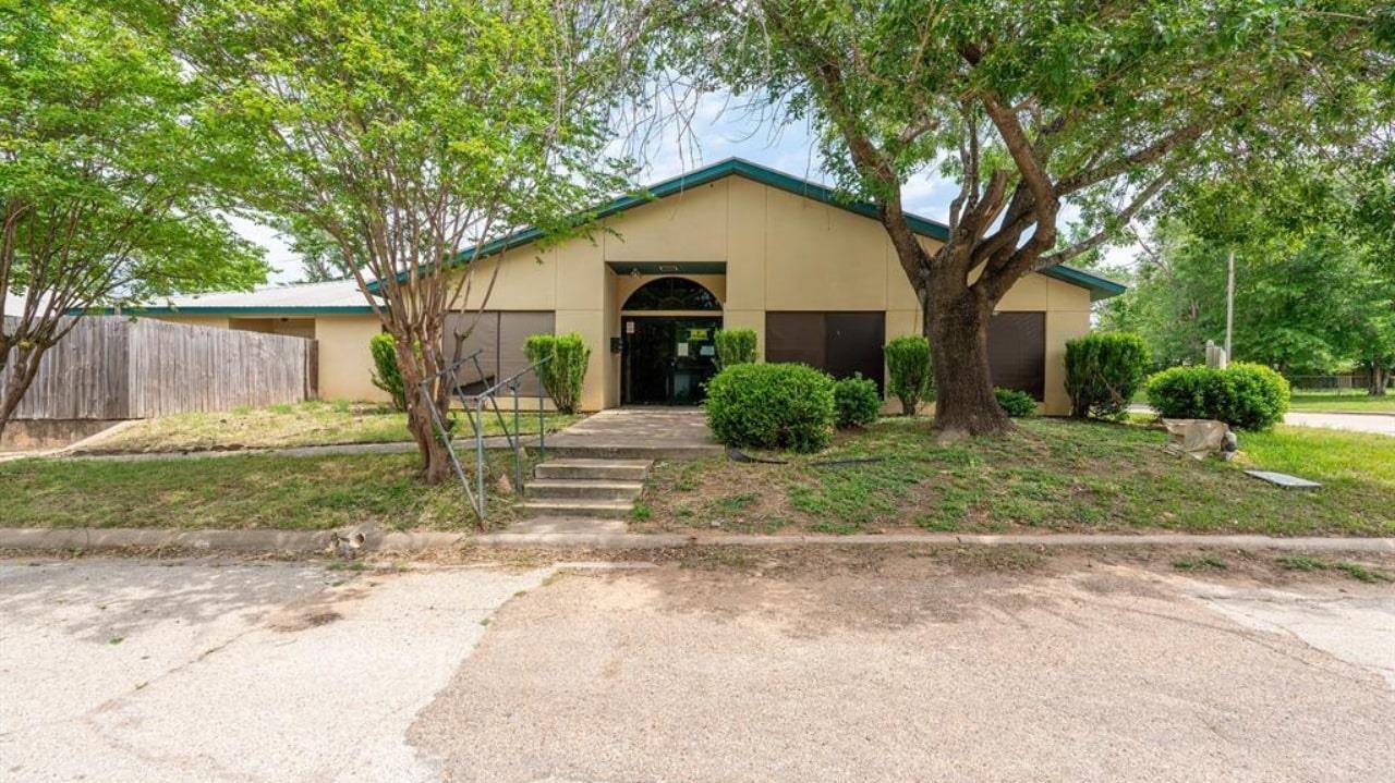 700 Dyer ST, Rockdale, TX 76567
