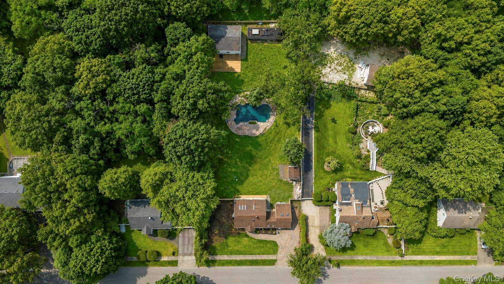 36 Fifty Acre RD, Smithtown, NY 11787