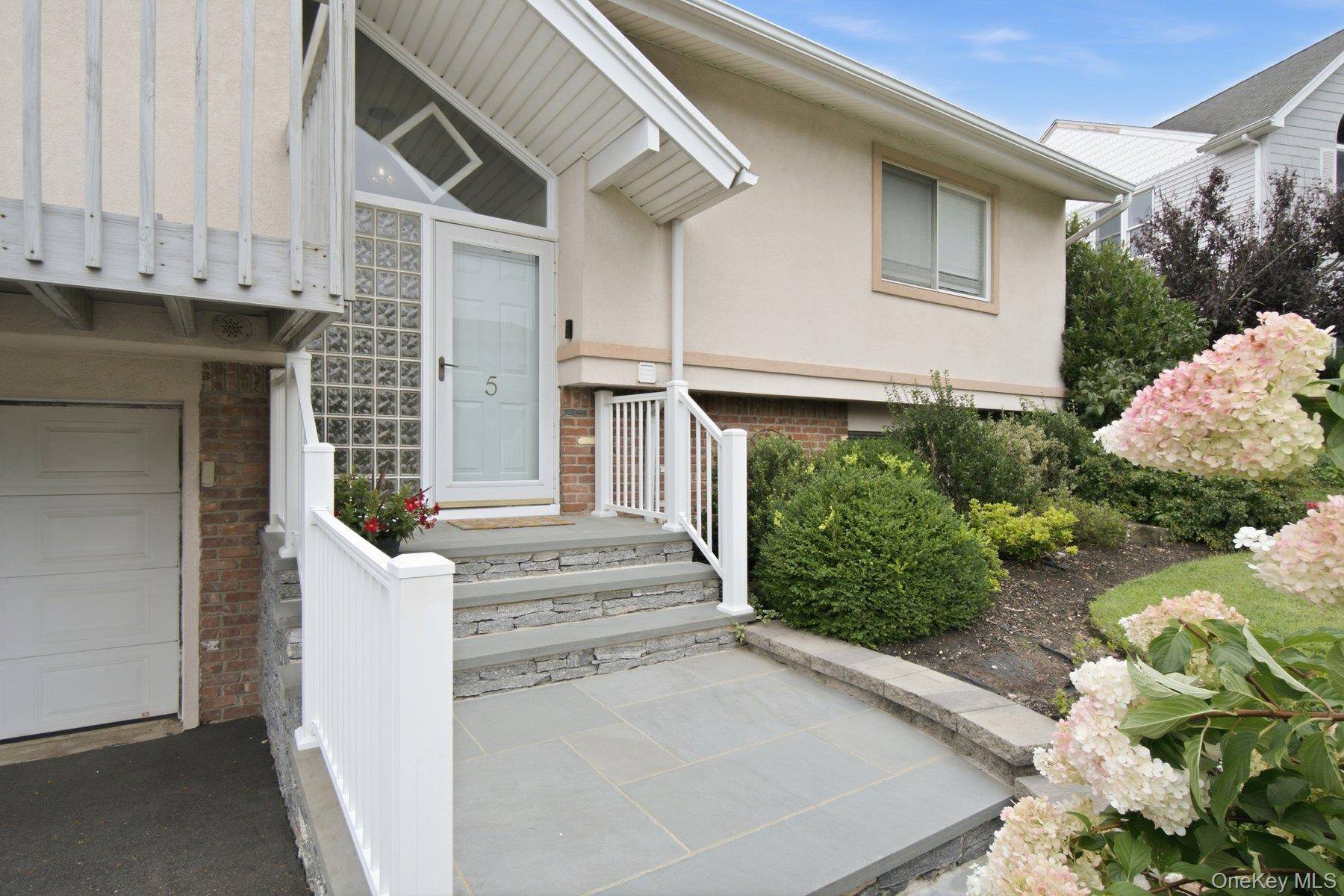 5 Willow ST, Bayville, NY 11709