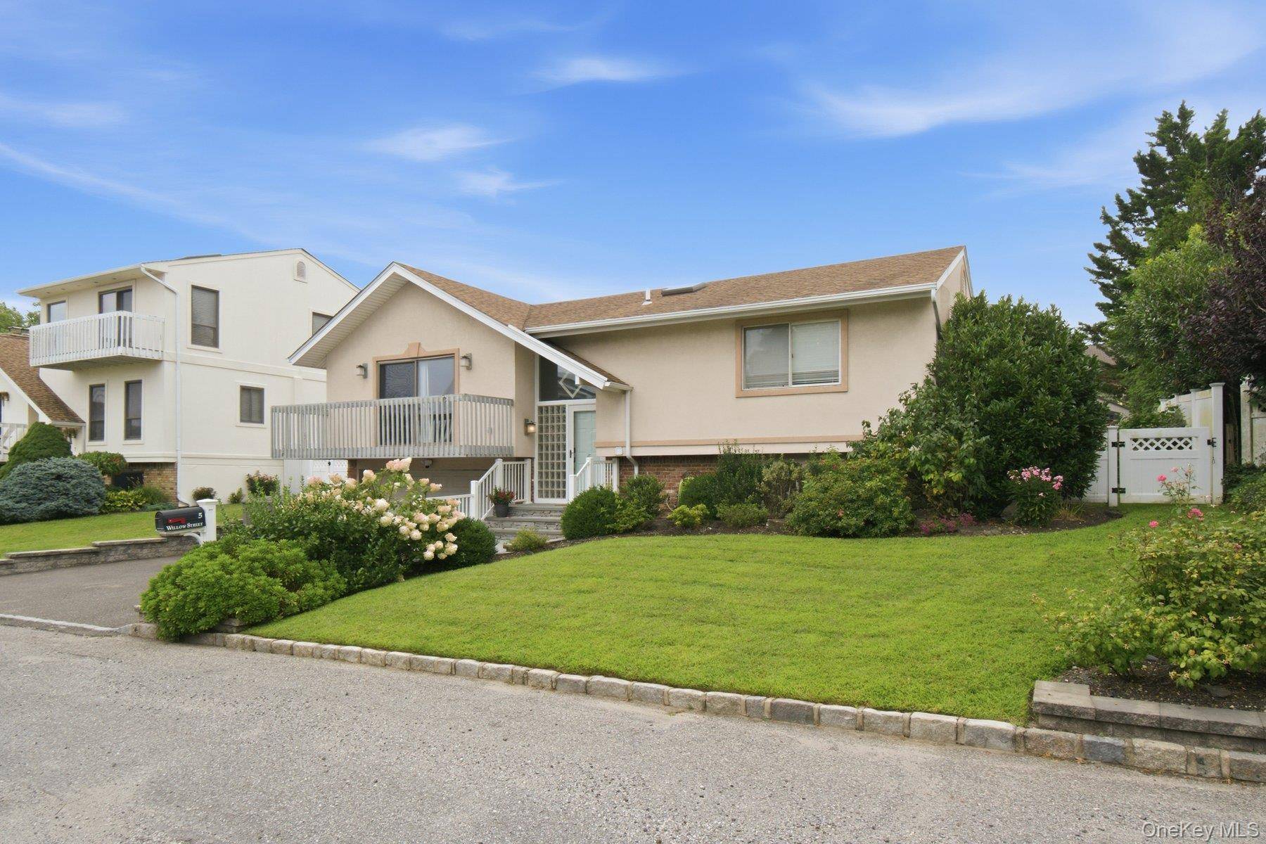 5 Willow ST, Bayville, NY 11709