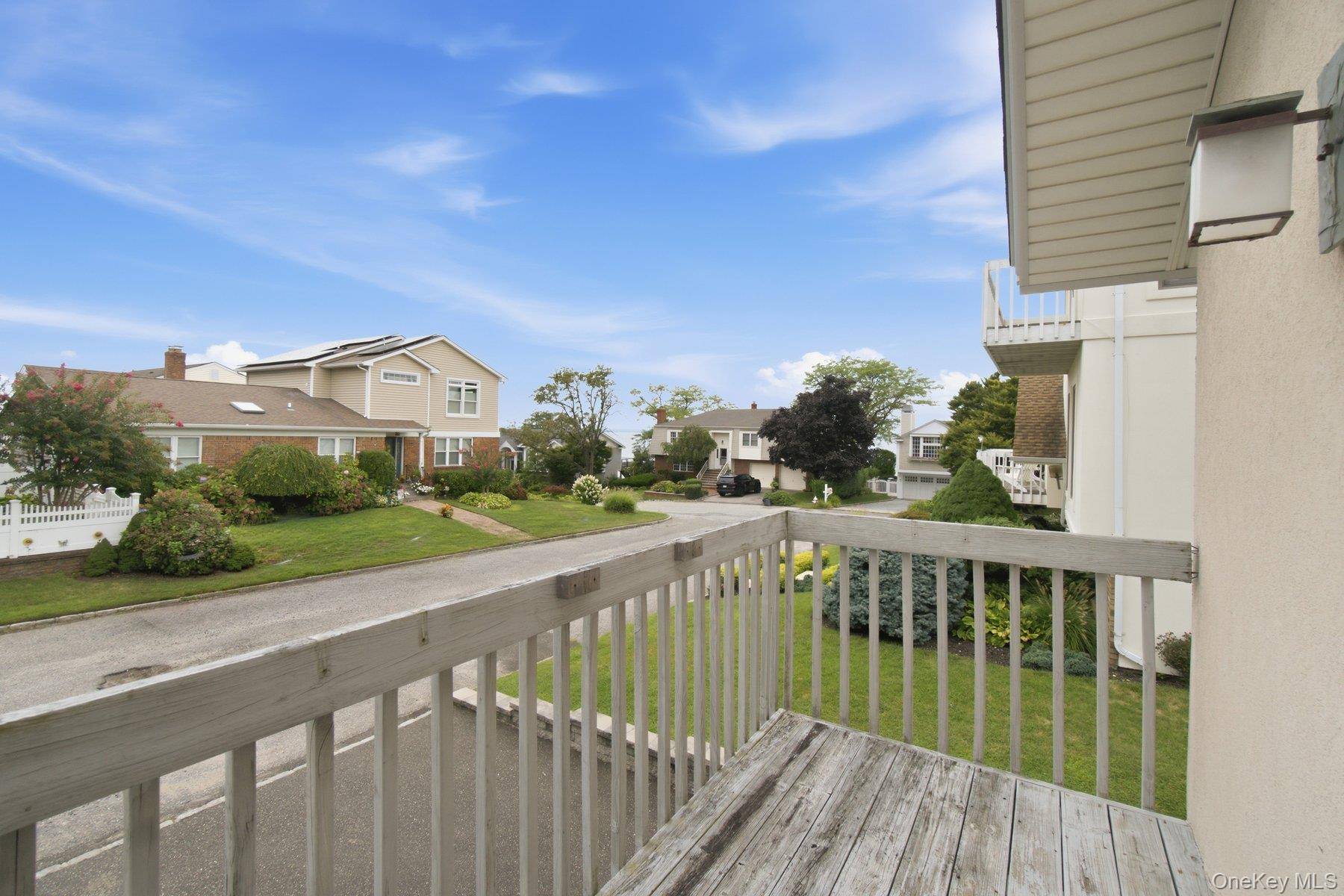 5 Willow ST, Bayville, NY 11709