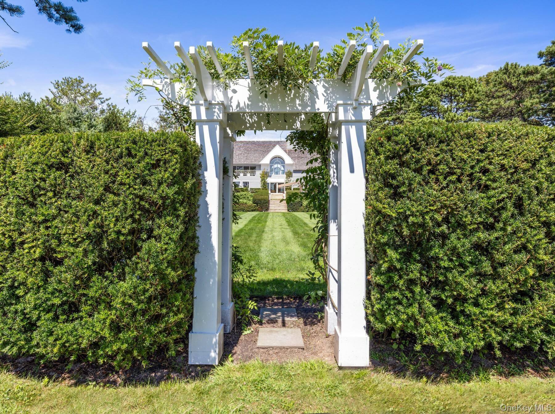 20 Hillside RD, Southampton, NY 11968